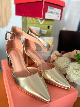 Zapatos dorados de tacón