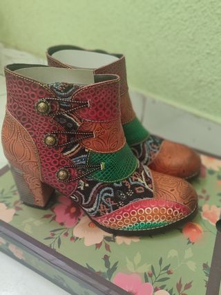 Botitas rojas y marrones, talla 39