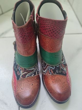 Botitas rojas y marrones, talla 39