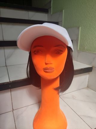 Gorra blanca - con peluca 