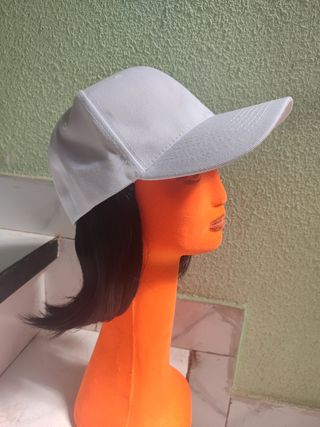Gorra blanca - con peluca 
