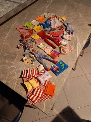 4 Barbie + vestiti vintage +accessori 