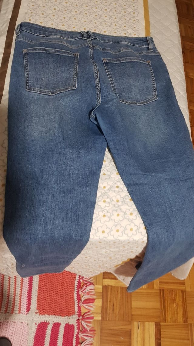 Vaqueros rotos elásticos, nuevos, usados un rato