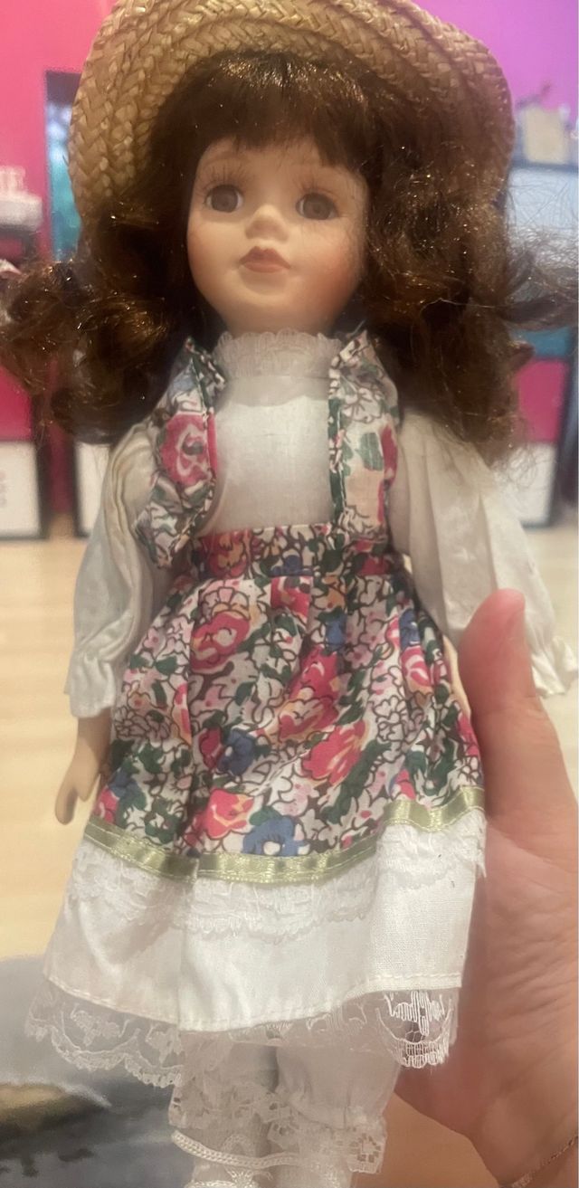 Antica bambola in porcellana