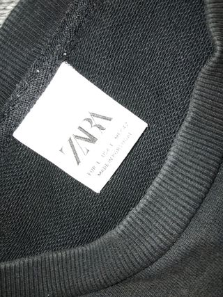 Sudadera negra con estampado
