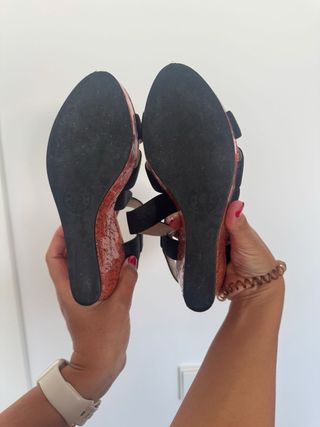 Sandalias Bimba y Lola negras y marrón, talla 39