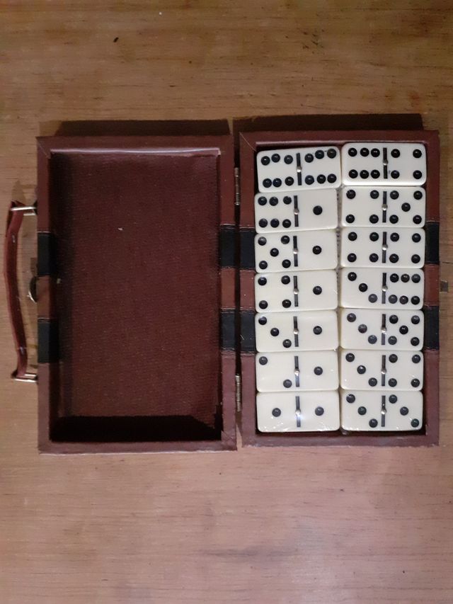 Dominó nini de viaje clásico.