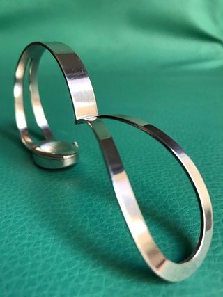 RELOJ JOYA SUIZO TITAN ANALÓGICO EN PLATA.