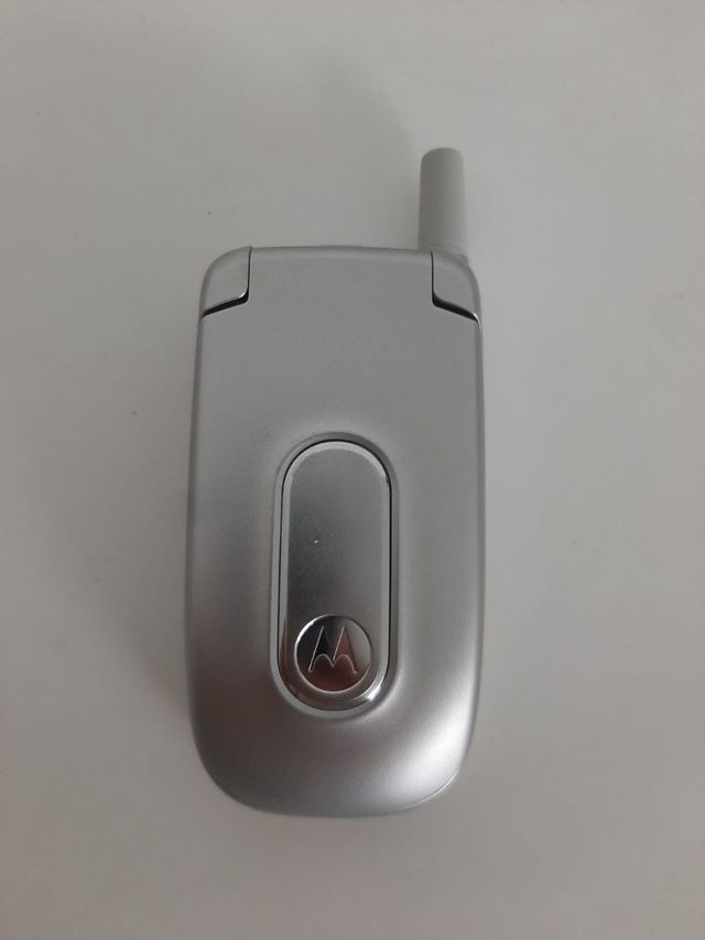 Motorola teléfono móvil plateado