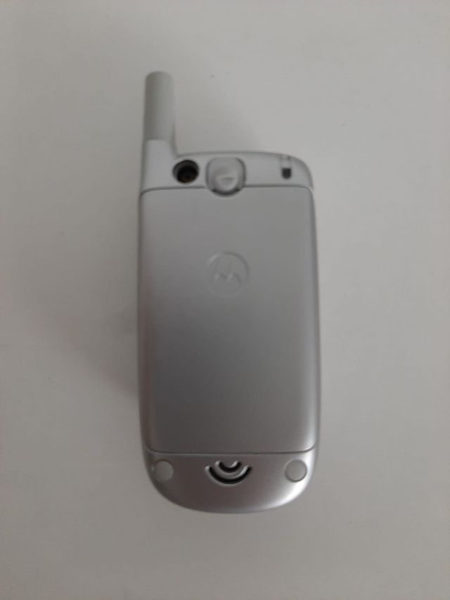 Motorola teléfono móvil plateado