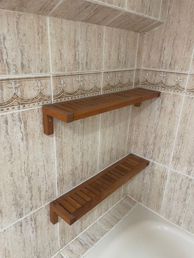Estanterías de ducha de madera