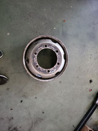 Llanta Atego 17.5x8.00 usada