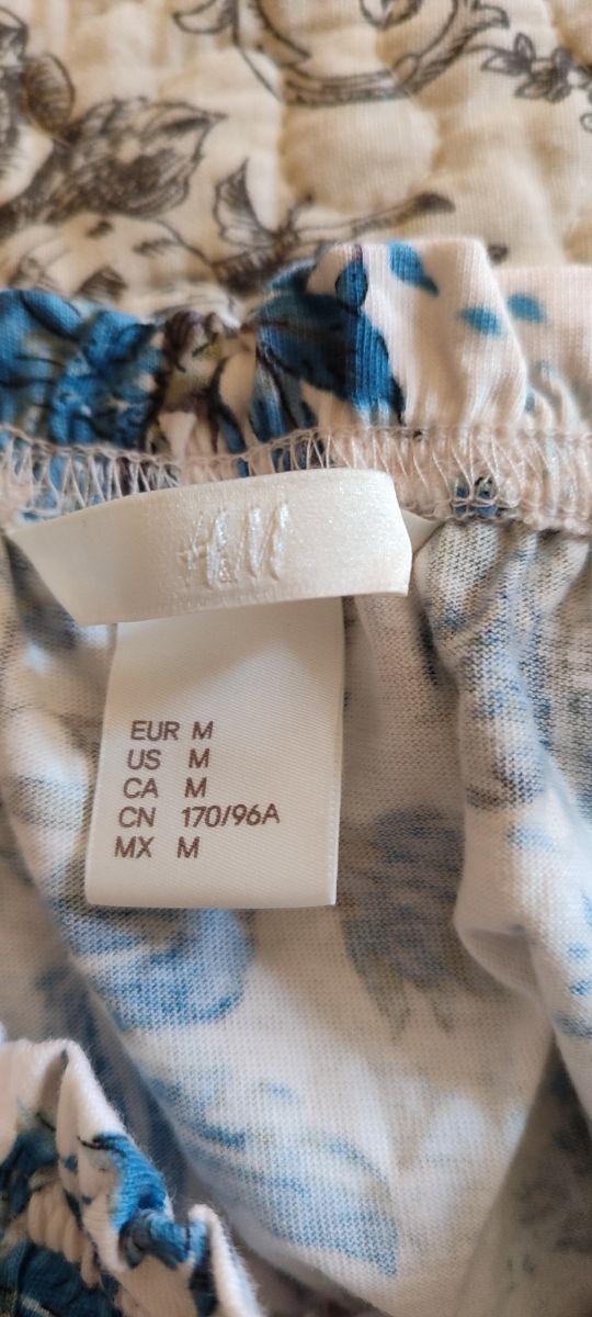 Camiseta blanca con flores