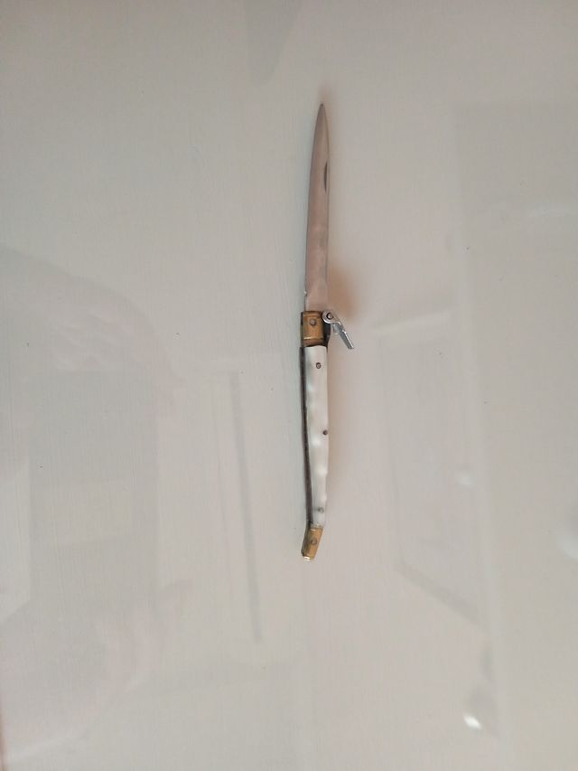 Navaja plegable blanca