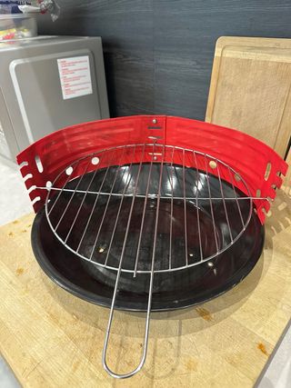 Barbecue portatile rosso e nero bracere griglia