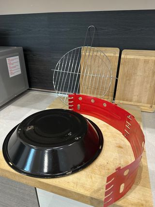 Barbecue portatile rosso e nero bracere griglia