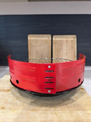 Barbecue portatile rosso e nero bracere griglia