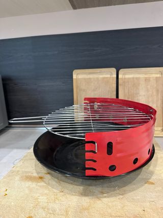 Barbecue portatile rosso e nero bracere griglia