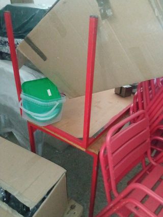 Mesa escolar roja y marrón