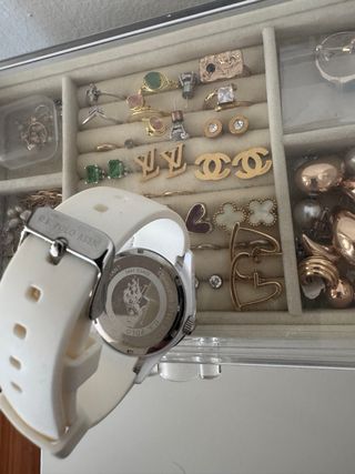 Reloj Guess blanco y plateado