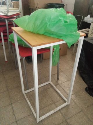 Mesa alta blanca y marrón