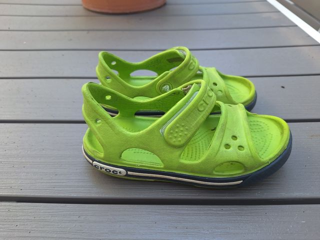 Sandalias Crocs niño talla 10 - verdes