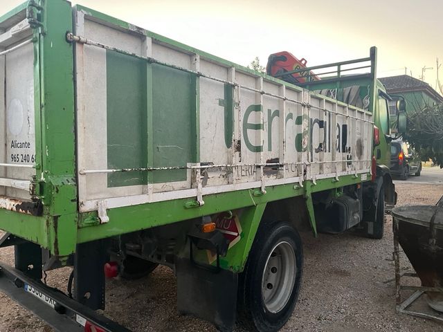 Camión Renault Midlum Grúa