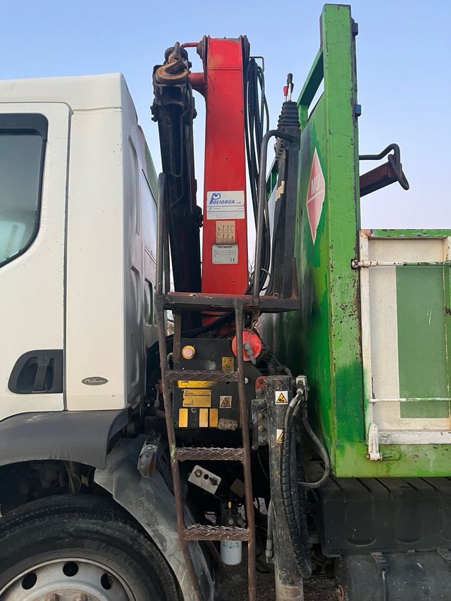 Camión Renault Midlum Grúa