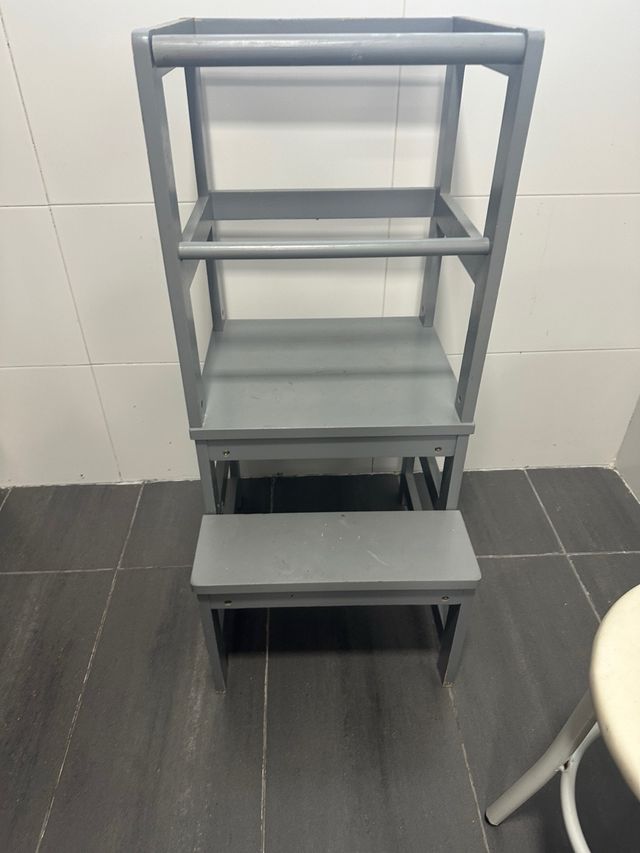 Torre aprendizaje infantil gris