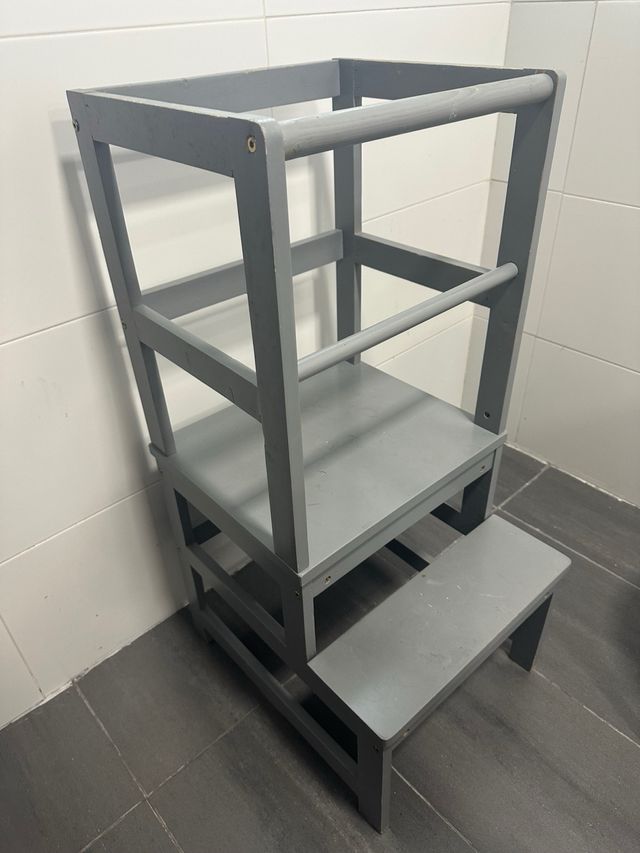 Torre aprendizaje infantil gris