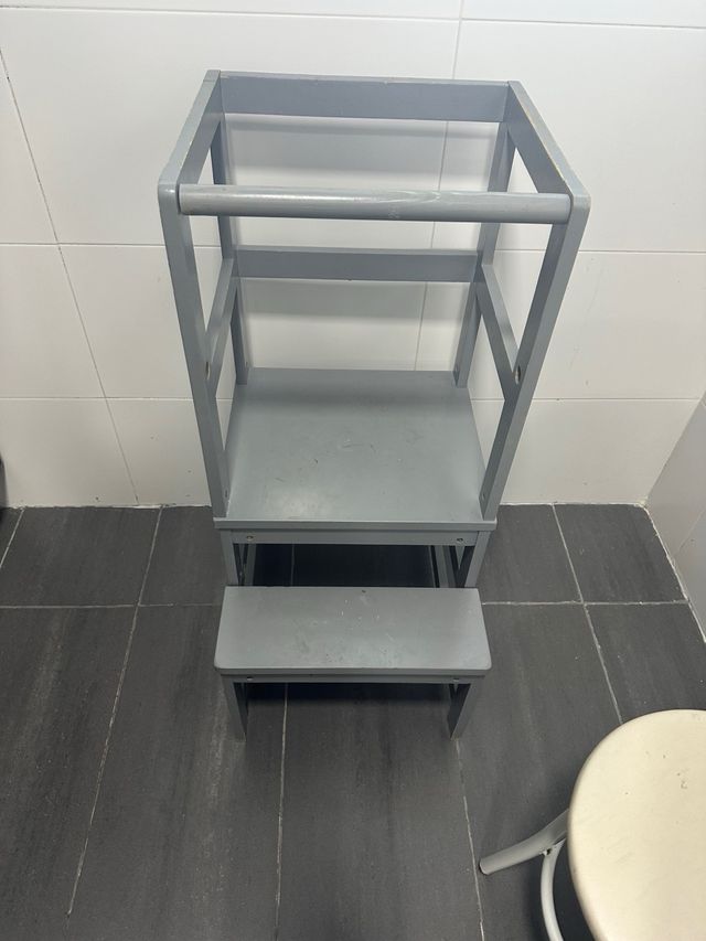 Torre aprendizaje infantil gris