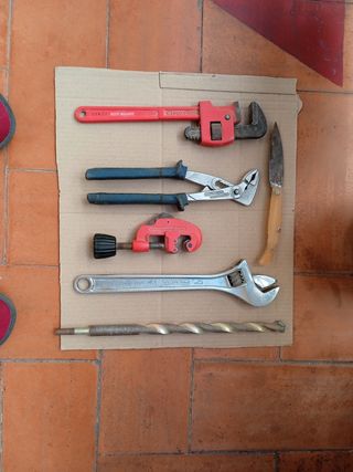 Juego herramientas: llave inglesa, tubo, etc.