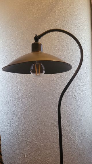 Lámpara de pie estilo industrial de latón