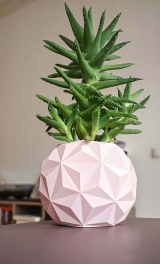 Maceta geométrica rosa en 3d