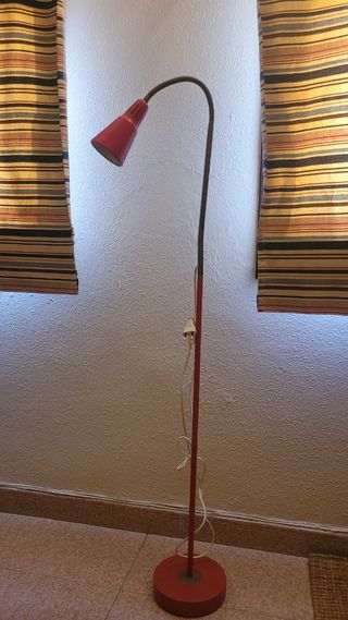 Lámpara pie ikra - roja y negra
