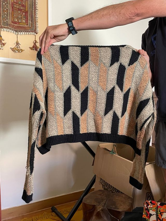 Suéter geométrico beige y negro