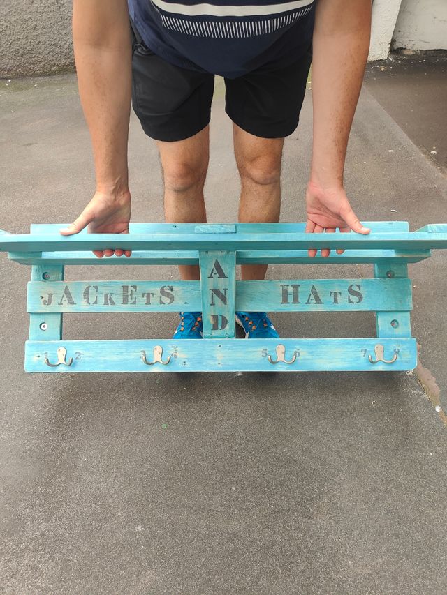 Perchero azul hecho a mano