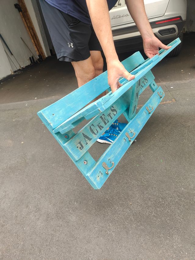 Perchero azul hecho a mano