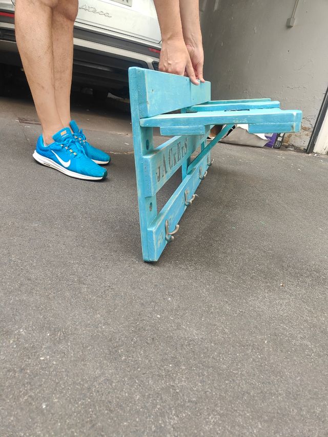 Perchero azul hecho a mano