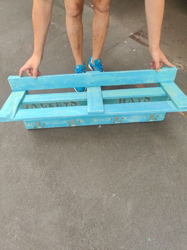 Perchero azul hecho a mano