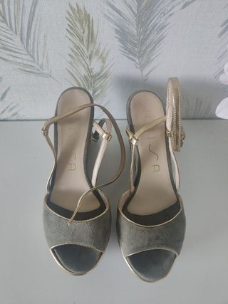 Sandalias Unisa plataforma. Verdes y doradas
