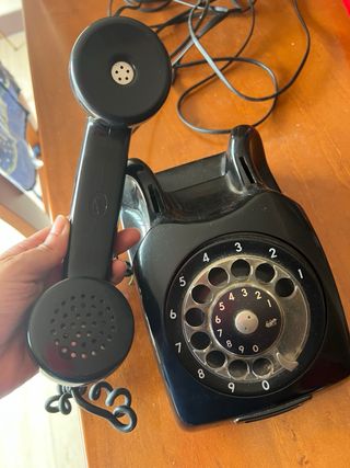 Teléfono antiguo negro 