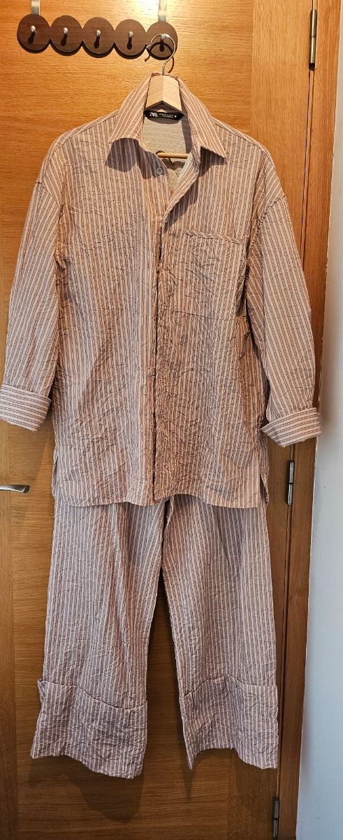 Pijama Zara rayas beige-marrón