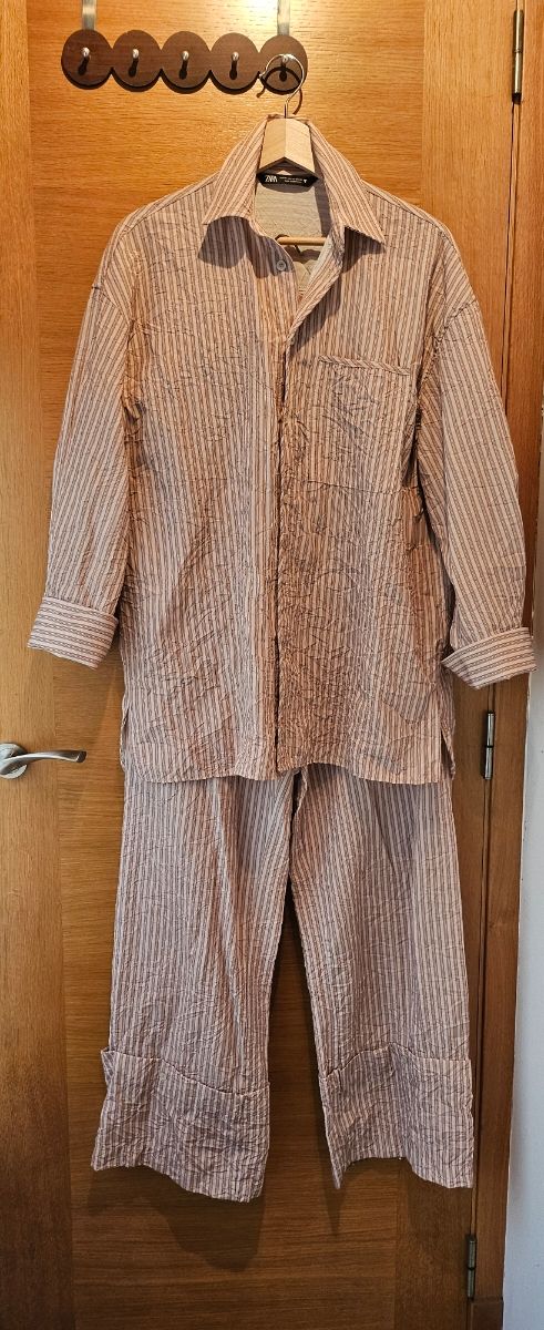 Pijama Zara rayas beige-marrón
