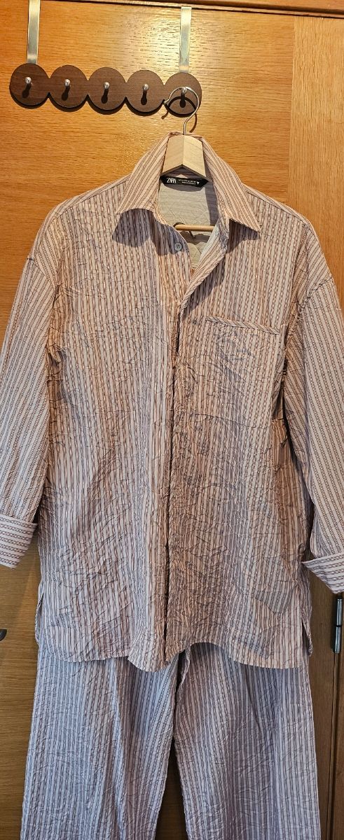 Pijama Zara rayas beige-marrón