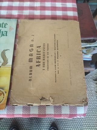 3 Álbumes cromos África, Don Quijote y dinosaurio