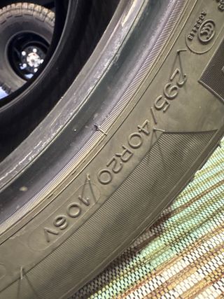 1 Neumático Michelin 295/40R20