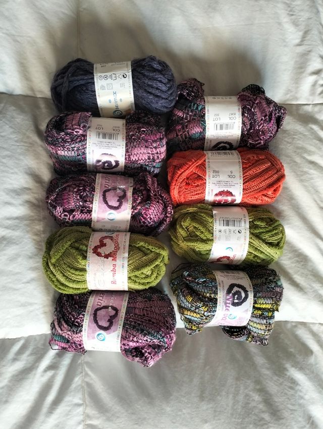 Nueve Ovillos lana pequeños