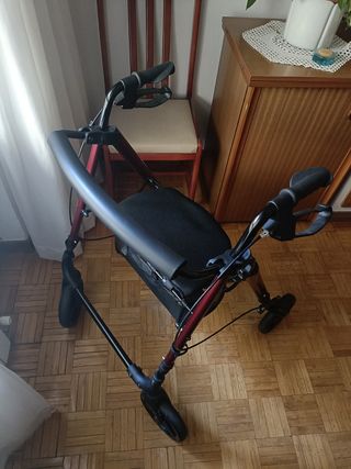 Andador de 4 ruedas seminuevo
