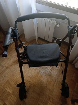 Andador de 4 ruedas seminuevo